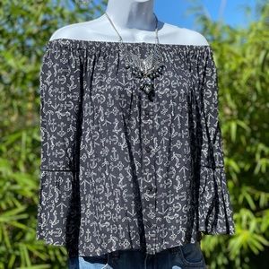 Black and White Off The Shoulder Peasant Top | Size Large